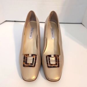 Ann Marino Leather Gold Tone Block Heels w/ Tortoise Shell Ornamental Buckle 10M